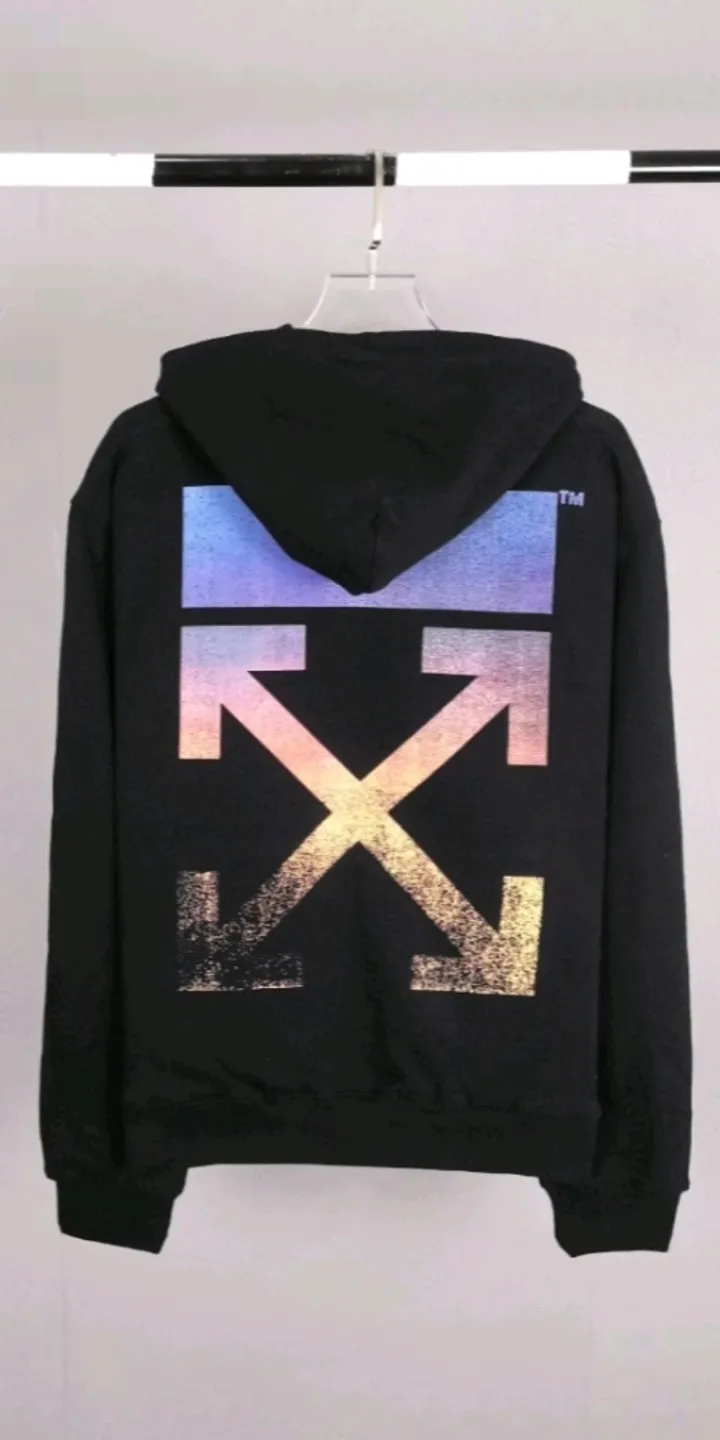 Real shot of the video - the top tested version 2022 SS new spring and summer OFF WHITE blurred color gradient frosted arrow pure cotton OW male and female couple star's same style autumn and winter pure cotton hoodie sweatshirt. The printing adopts screen printing technology, and 5 sets of screen printing are made of contrasting colors. The first set of white glue is used as base, the second is blue, the third is purple, the fourth is orange, and the fifth is yellow, plus authentic one-to-one craftsmanship restoration. Refuse to use misprinting technology to replace the visual effect of gradient colors. Create a gradient frosted texture. The printing is visually matte, and the feel is also matte. It feels gritty to the touch. And the printing can be pulled apart. Customized collar watch, washed, hang tag. To distinguish the market, use 19 bids instead of 20 bids. The fabric is made of 480g large fish scale pure cotton terry fabric, which is full of drape.  Color: Black Size: XS-L P:390